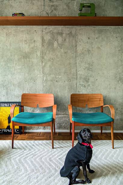 Esse estilo foi o ponto de partida para o projeto do escritório Tria Arquitetura, que evidenciou a beleza do concreto depois de removidas a massa e a pintura das paredes. “Gostamos do material em seu estado original, sem intervenções nem maquiagens”, afirma a arquiteta Sarah Bonanno. A fim de quebrar a frieza do cinza, ela e a sócia Marina Cardoso de Almeida entraram com o piso de madeira em prol de aconchego. A resina Acquella (Vedacit) selou o cimento, afastando a umidade sem alterar a aparência da superfície.