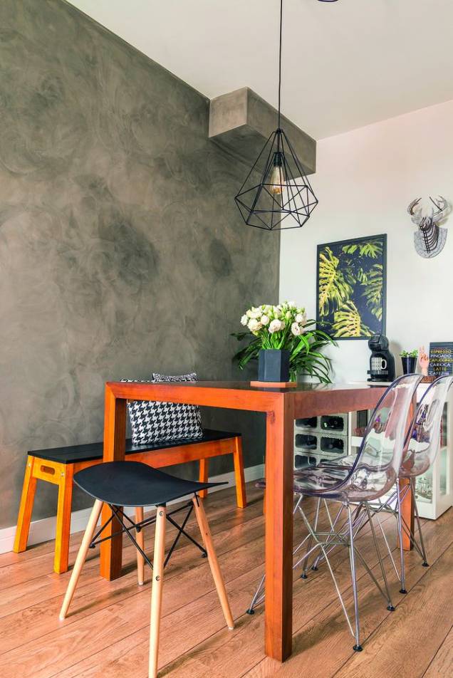 <span>No jantar, mesa e cadeiras do endereço antigo têm a companhia de duas banquetas DKR (Toque a Campainha) e um banco Paletbox (Tok&Stok), cuja base foi escurecida com verniz. Sala decorada por Elizandra Piana Alfradique e o carioca Vinicius Alfradique.</span> <span>No jantar, mesa e cadeiras do endereço antigo têm a companhia de duas banquetas DKR (Toque a Campainha) e um banco Paletbox (Tok&Stok), cuja base foi escurecida com verniz. Sala decorada por Elizandra Piana Alfradique e o carioca Vinicius Alfradique.</span>