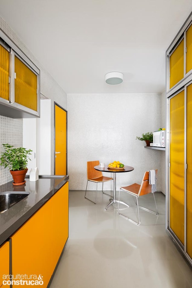 A mesma empresa fez o gabinete da cozinha, também amarelo – como o restante dos armários, de policarbonato, que foram apenas reformados.