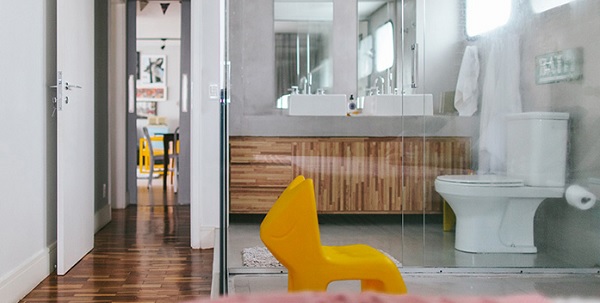 Apartamento com detalhes coloridos e integrado até no banheiro!