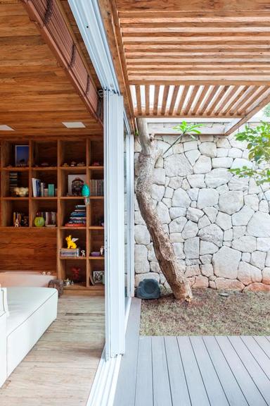 apartamento-com-jeito-de-casa-tem-ipes-e-balanco-no-quintal-01