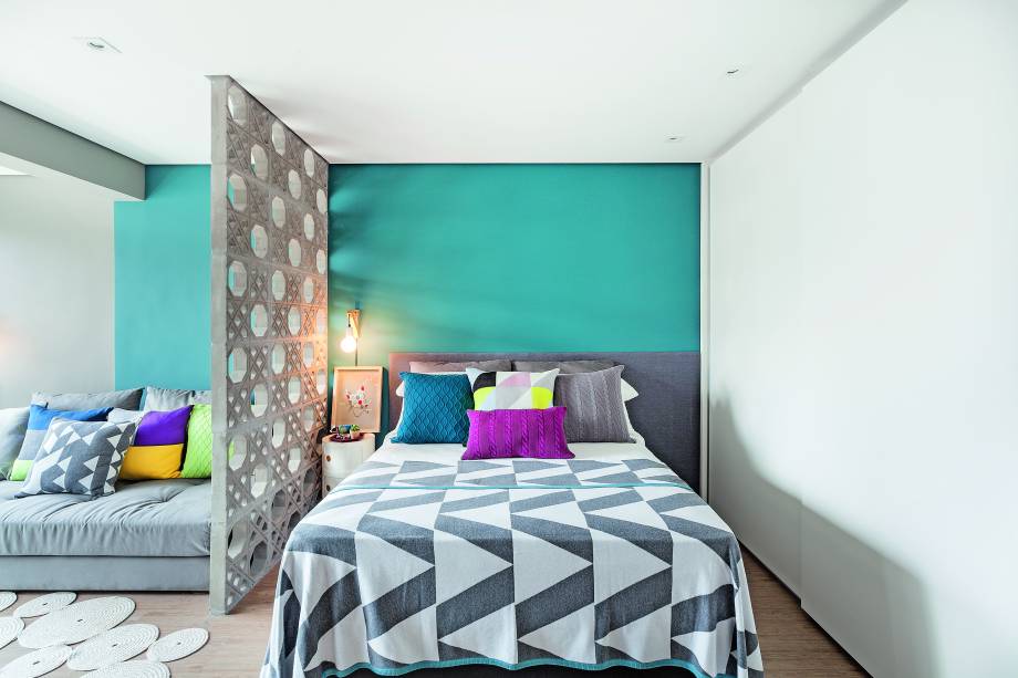 <span>Bastou um pouco de tinta para delimitar o espaço do dormitório. Enquanto as demais paredes receberam o cinza Estanho Polido, a superfície atrás da cabeceira ganhou o Azul Porcelana – ambos da Coral. Projeto das</span> arquitetas Beatriz Ottaiano e Daniele Okuhara, do escritório Doob. <span>Bastou um pouco de tinta para delimitar o espaço do dormitório. Enquanto as demais paredes receberam o cinza Estanho Polido, a superfície atrás da cabeceira ganhou o Azul Porcelana – ambos da Coral. Projeto das</span> arquitetas Beatriz Ottaiano e Daniele Okuhara, do escritório Doob.