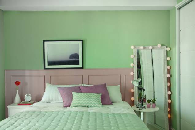 <span>As laterais da cama ganharam um simpático criado-mudo, mesinha redonda e um espelho apoiado na parede. “Eu acrescentei o cordão de luz branco (Ninis) para deixar a moldura mais charmosa”, completa a moradora. Projeto das arquitetas Tamires Roccon e Adriana Navatta.</span> <span>As laterais da cama ganharam um simpático criado-mudo, mesinha redonda e um espelho apoiado na parede. “Eu acrescentei o cordão de luz branco (Ninis) para deixar a moldura mais charmosa”, completa a moradora. Projeto das arquitetas Tamires Roccon e Adriana Navatta.</span>