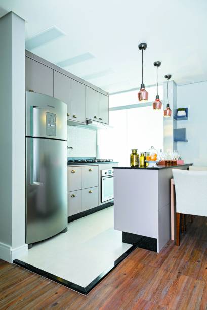 <span>Boa parte do encanto da cozinha se deve aos armários, desenhados pela arquiteta. Feitas com MDF já revestido de laminado na cor nude (da Arauco), as peças foram arrematadas por puxadores do tipo concha, que conferem um ar europeu ao ambiente. Projeto da arquiteta Bárbara Dundes.</span> <span>Boa parte do encanto da cozinha se deve aos armários, desenhados pela arquiteta. Feitas com MDF já revestido de laminado na cor nude (da Arauco), as peças foram arrematadas por puxadores do tipo concha, que conferem um ar europeu ao ambiente. Projeto da arquiteta Bárbara Dundes.</span>