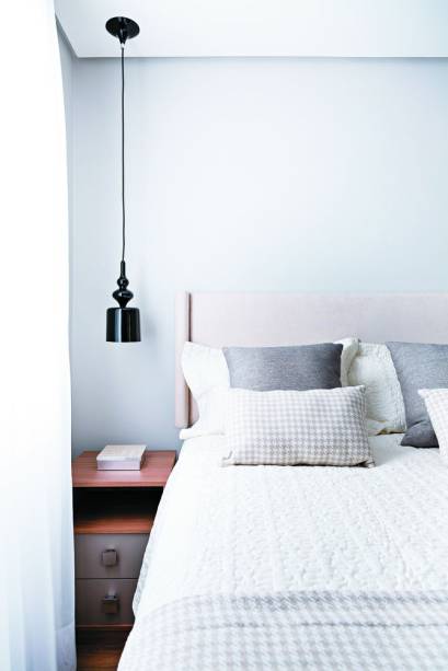 <span>No quarto principal, os elementos de destaque são a cabeceira estofada e o painel da TV, dotado de bancada com gavetas – foi só coroar a peça com um espelho veneziano para transformá-la em uma penteadeira de estilo clássico. Projeto da arquiteta Bárbara Dundes.</span> <span>No quarto principal, os elementos de destaque são a cabeceira estofada e o painel da TV, dotado de bancada com gavetas – foi só coroar a peça com um espelho veneziano para transformá-la em uma penteadeira de estilo clássico. Projeto da arquiteta Bárbara Dundes.</span>