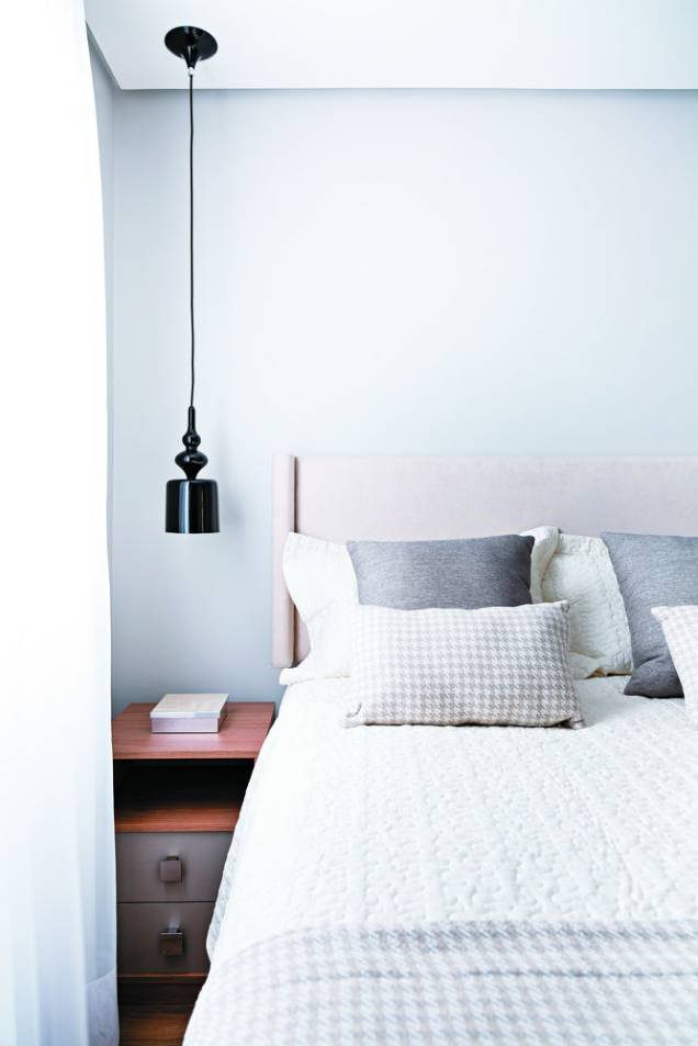 <span>No quarto principal, os elementos de destaque são a cabeceira estofada e o painel da TV, dotado de bancada com gavetas – foi só coroar a peça com um espelho veneziano para transformá-la em uma penteadeira de estilo clássico. Projeto da arquiteta Bárbara Dundes.</span> <span>No quarto principal, os elementos de destaque são a cabeceira estofada e o painel da TV, dotado de bancada com gavetas – foi só coroar a peça com um espelho veneziano para transformá-la em uma penteadeira de estilo clássico. Projeto da arquiteta Bárbara Dundes.</span>