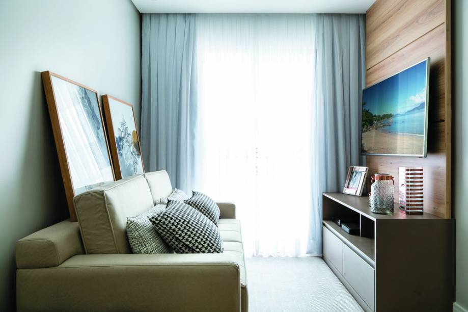 <span>Nada de excessos na compacta sala de TV: um belo sofá (modelo Genebra, da Klassic. Ateliê Petrópolis, R$ 3 780) e um rack com painel compõem um espaço confortável. Projeto da arquiteta Bárbara Dundes.</span> <span>Nada de excessos na compacta sala de TV: um belo sofá (modelo Genebra, da Klassic. Ateliê Petrópolis, R$ 3 780) e um rack com painel compõem um espaço confortável. Projeto da arquiteta Bárbara Dundes.</span>