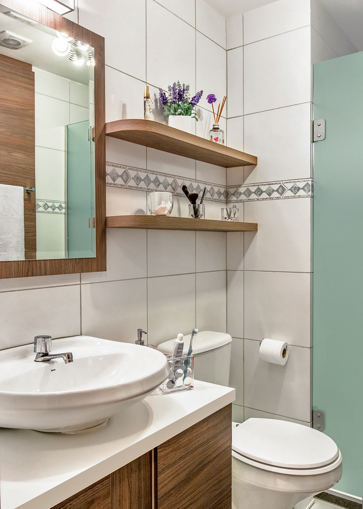 Apartamento de 63 m² com decoração neutra e aconchegante banheiro