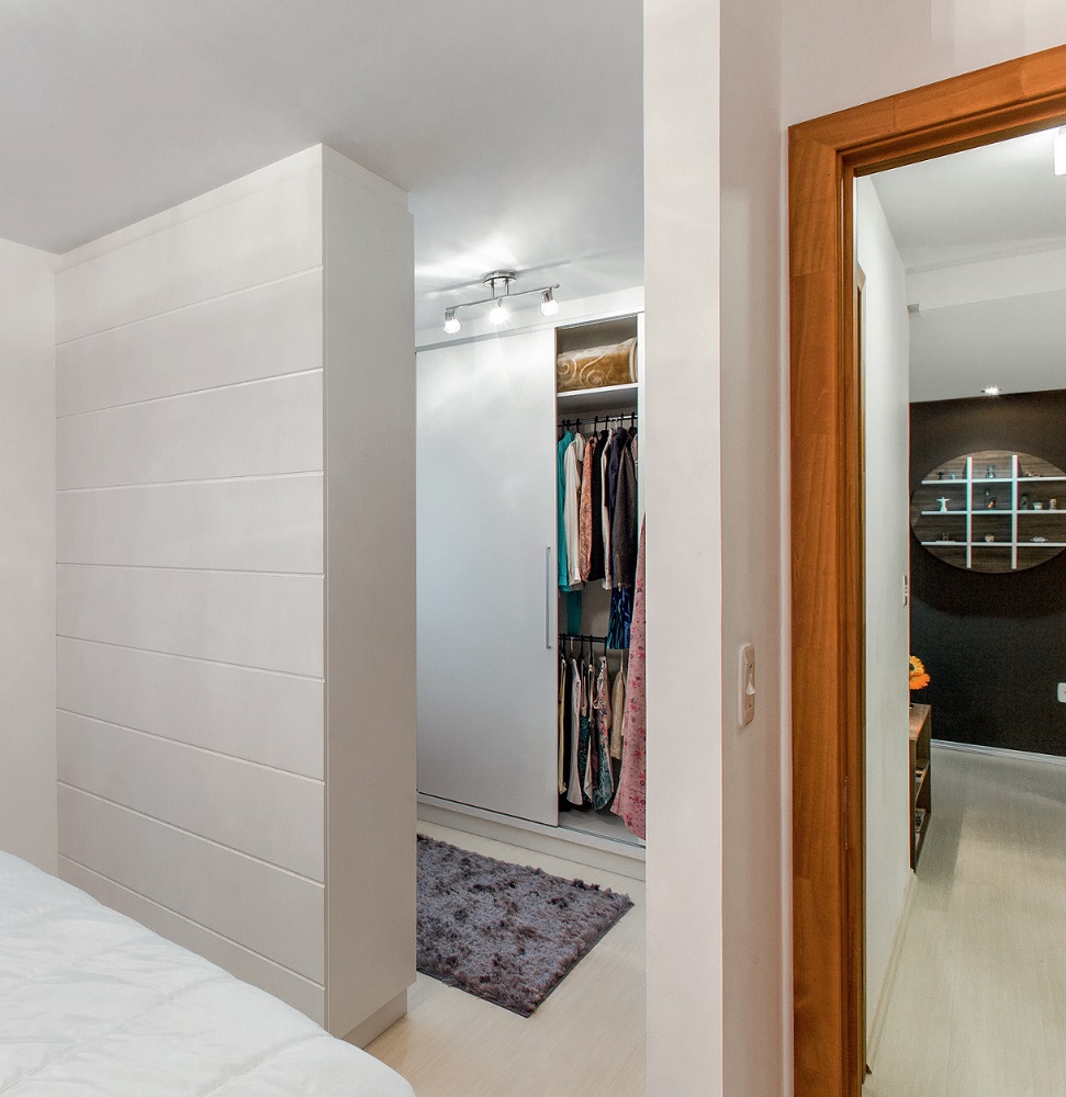 Apartamento de 63 m² com decoração neutra e aconchegante closet