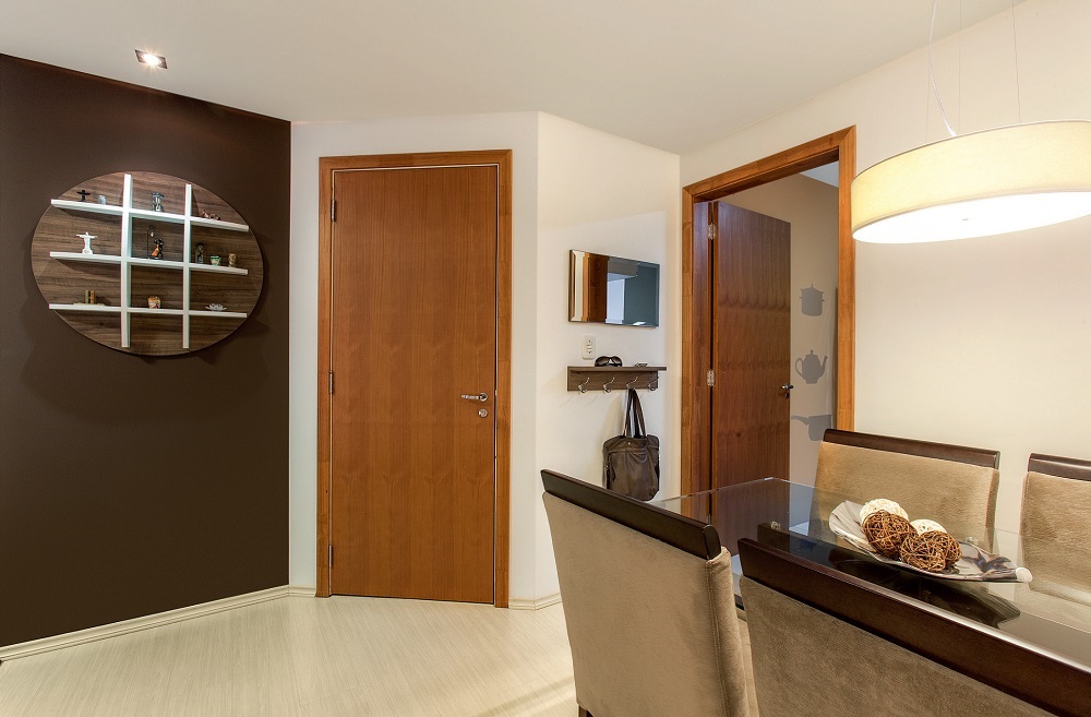 Apartamento de 63 m² com decoração neutra e aconchegante hall