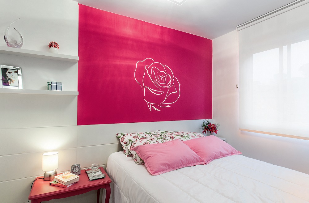 Apartamento de 63 m² com decoração neutra e aconchegante quarto de casal