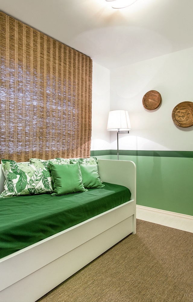 Apartamento de 63 m² com decoração neutra e aconchegante quarto de hóspedes