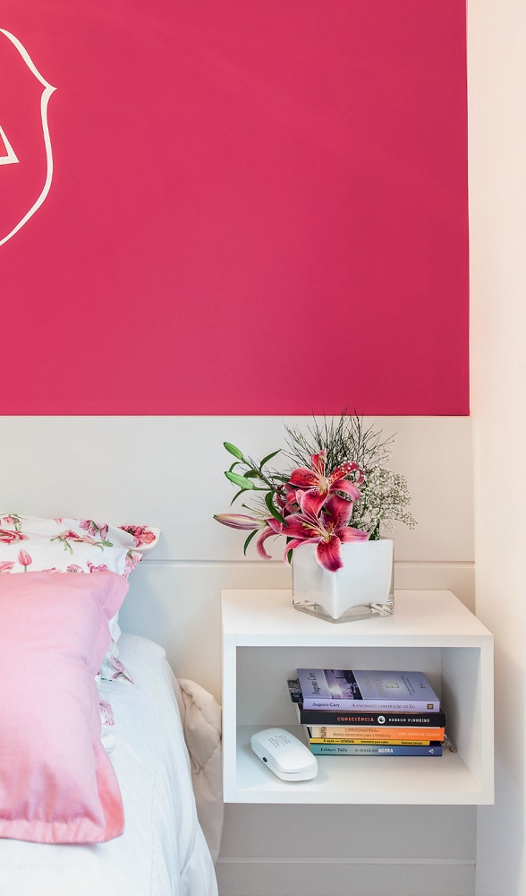 Apartamento de 63 m² com decoração neutra e aconchegante quarto