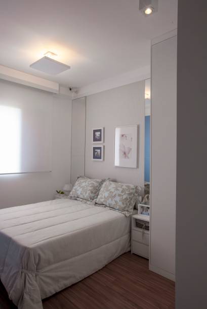 <span>No quarto do casal, os olhares se voltam para a superfície atraás da cama. Um appel com estampa discreta e clarinha foi aplicado na região central, que corresponde à largura do colchão, fazendo as vezes de cabeceira – um arranjo de quadros alegra o conjunto. As duas laterais do revestimento se completam com faixas de espleho (0,45 x 1,60 m cada), que têm a altura calculada a partir do tampo dos criados-mudos. Projeto da arquiteta Cecilia Belucci, de Campinas, SP</span> <span>No quarto do casal, os olhares se voltam para a superfície atraás da cama. Um appel com estampa discreta e clarinha foi aplicado na região central, que corresponde à largura do colchão, fazendo as vezes de cabeceira – um arranjo de quadros alegra o conjunto. As duas laterais do revestimento se completam com faixas de espleho (0,45 x 1,60 m cada), que têm a altura calculada a partir do tampo dos criados-mudos. Projeto da arquiteta Cecilia Belucci, de Campinas, SP</span>