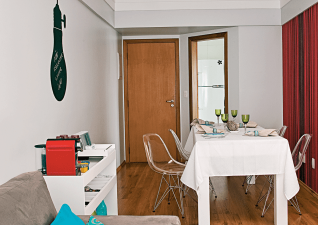 <span>O mobiliário leve – mesa com tampo de vidro e cadeiras de acrílico transparente – equilibra o visual.</span>