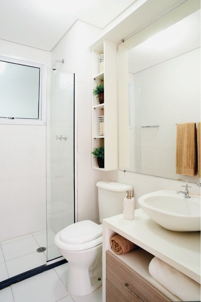 6 banheiros pequenos com azulejos brancos