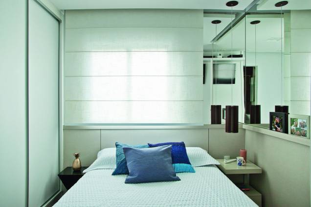 <span>“Os espelhos foram utilizados com a intenção de trazer profundidade para o dormitório, além de criar um efeito interessante de iluminação a partir do rasgo de luz acima da cama”, detalha a arquiteta Isabel Amorim.</span> <span>“Os espelhos foram utilizados com a intenção de trazer profundidade para o dormitório, além de criar um efeito interessante de iluminação a partir do rasgo de luz acima da cama”, detalha a arquiteta Isabel Amorim.</span>