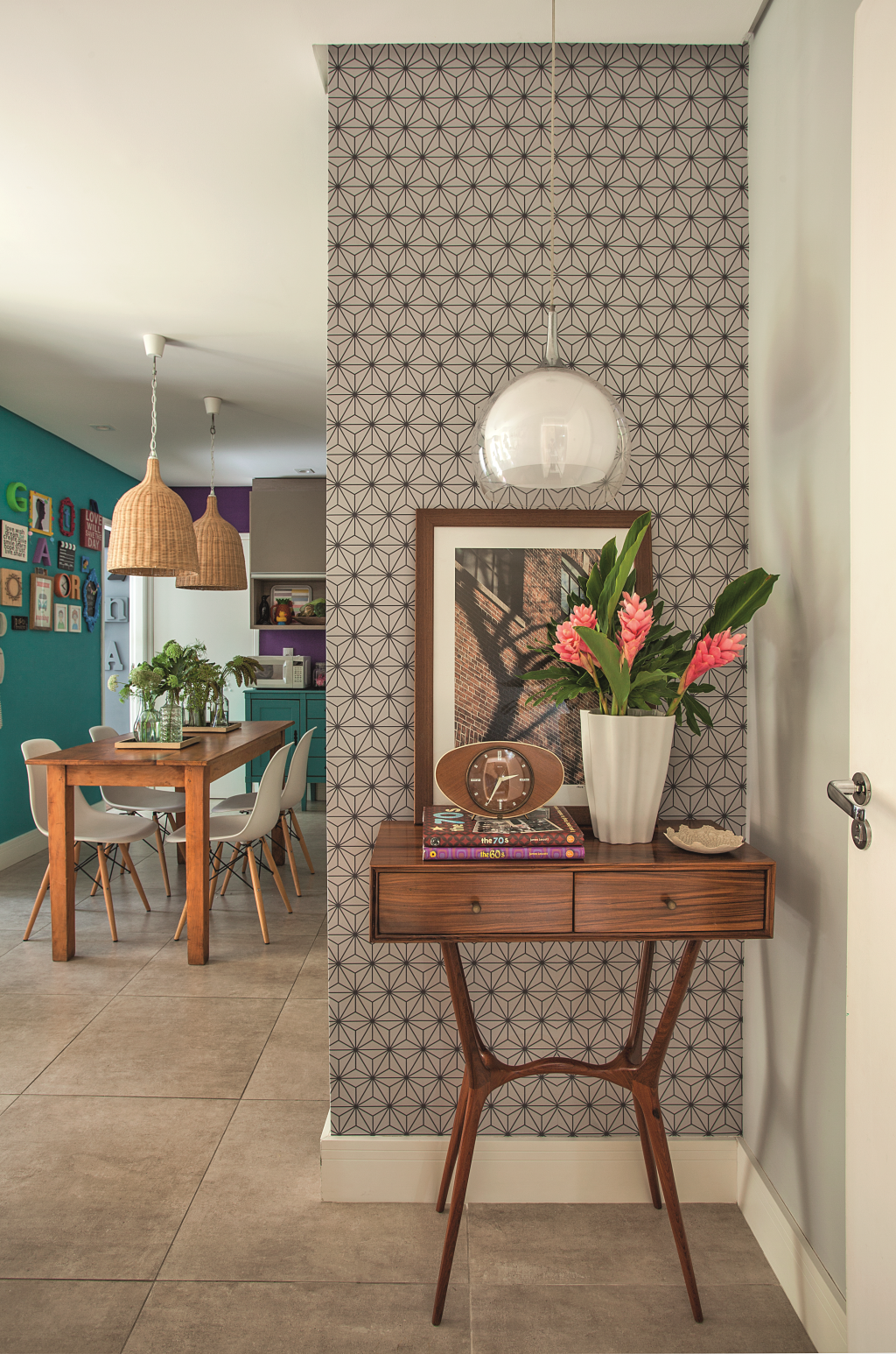 Apartamento pequeno é todo adaptado após reforma – hall