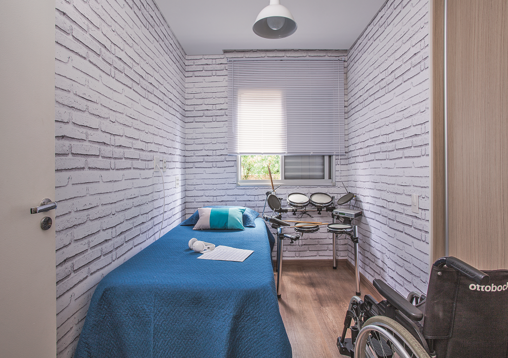 Apartamento pequeno é todo adaptado após reforma – quarto