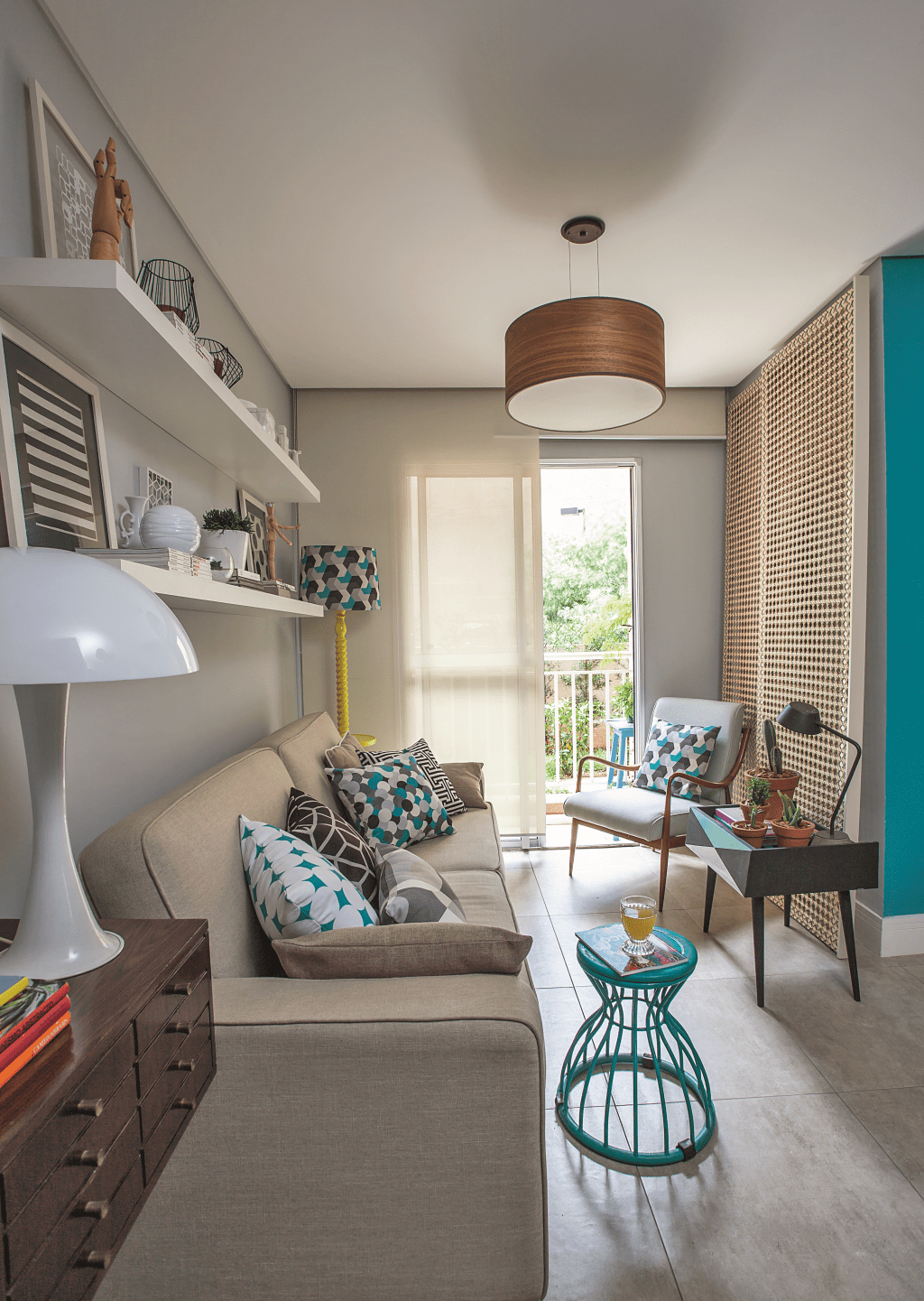 Apartamento pequeno é todo adaptado após reforma – sala