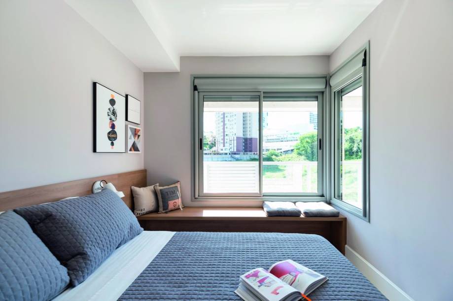 <span>Seguindo a estética clean e neutra, a madeira entra para trazer o conforto que o quarto pede. O material abraça o armário, compõe a cabeceira e transforma-se em um convidativo banco. “Quando vi a janela em L, pensei em criar algo similar a uma bay window – tipo de janela saliente em relação à fachada, comum em casas norte-americanas -, e veio a ideia dessa estrutura”, comenta a designer de interiores Lisiane Scardoelli, do escritório Studio Cinque.</span> <span>Seguindo a estética clean e neutra, a madeira entra para trazer o conforto que o quarto pede. O material abraça o armário, compõe a cabeceira e transforma-se em um convidativo banco. “Quando vi a janela em L, pensei em criar algo similar a uma bay window – tipo de janela saliente em relação à fachada, comum em casas norte-americanas -, e veio a ideia dessa estrutura”, comenta a designer de interiores Lisiane Scardoelli, do escritório Studio Cinque.</span>