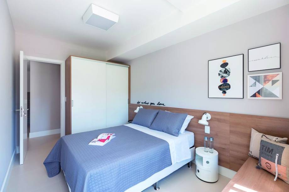<span>Seguindo a estética clean e neutra, a madeira entra para trazer o conforto que o quarto pede. O material abraça o armário, compõe a cabeceira e transforma-se em um convidativo banco. Projeto da engenheira e designer de interiores Lisiane Scardoelli, do escritório Studio Cinque.</span>