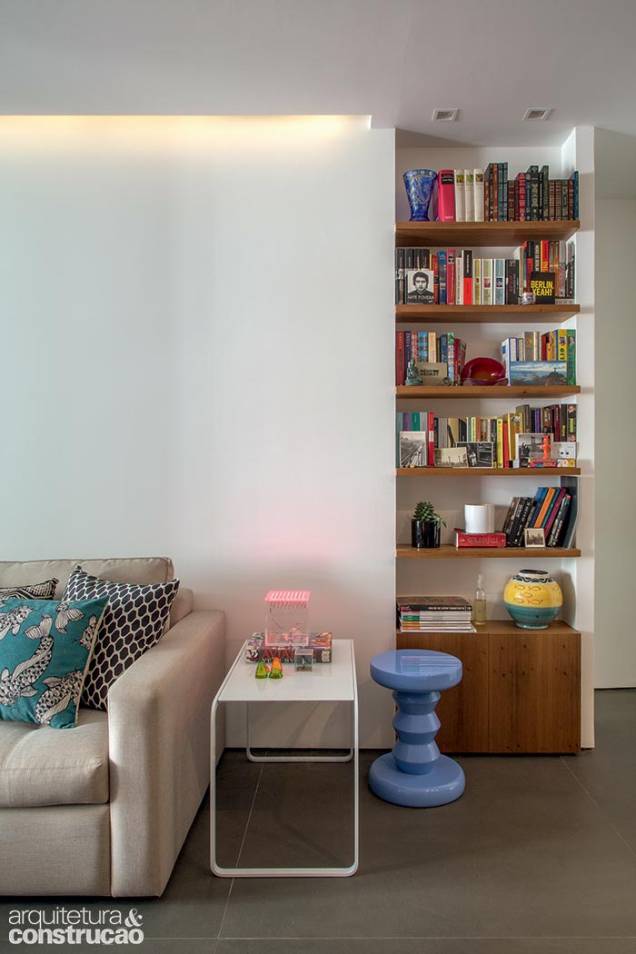 Montada com drywall, a divisória atrás do sofá separa a sala do banheiro e do closet. No teto rebaixado, o recorte de 10 cm de largura embute uma fita de led, responsável pela elegante iluminação indireta Montada com drywall, a divisória atrás do sofá separa a sala do banheiro e do closet. No teto rebaixado, o recorte de 10 cm de largura embute uma fita de led, responsável pela elegante iluminação indireta