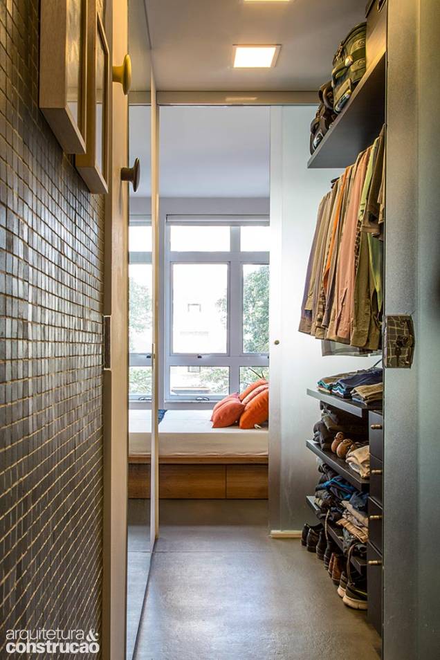 O closet liga o quarto ao banheiro O closet liga o quarto ao banheiro