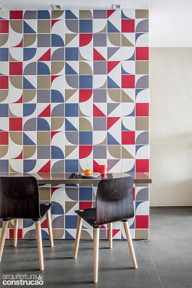 Azulejos brancos de 15 x 15 cm (Eliane) compõem a base deste mural, que se vale de adesivos (Plotadora) para criar o padrão geométrico. Para retirá-los, basta puxar. Caso sobre um pouco de cola, a remoção é fácil, com álcool isopropílico Azulejos brancos de 15 x 15 cm (Eliane) compõem a base deste mural, que se vale de adesivos (Plotadora) para criar o padrão geométrico. Para retirá-los, basta puxar. Caso sobre um pouco de cola, a remoção é fácil, com álcool isopropílico
