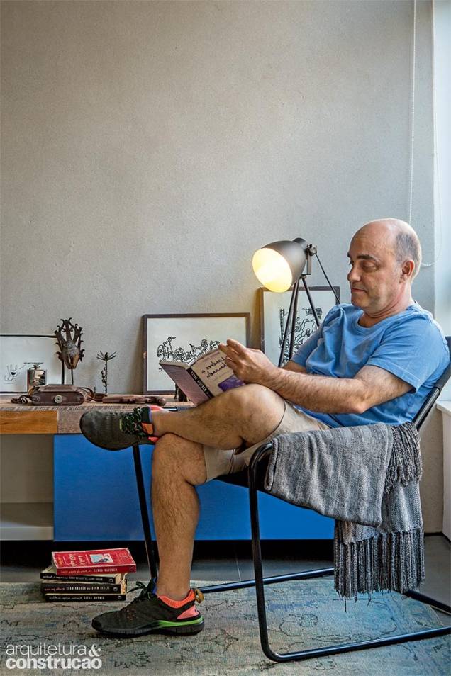 O médico carioca Cláudio Freitas viveu anos neste quarto e sala até se decidir por uma reforma completa a m de integrar os ambientes O médico carioca Cláudio Freitas viveu anos neste quarto e sala até se decidir por uma reforma completa a m de integrar os ambientes