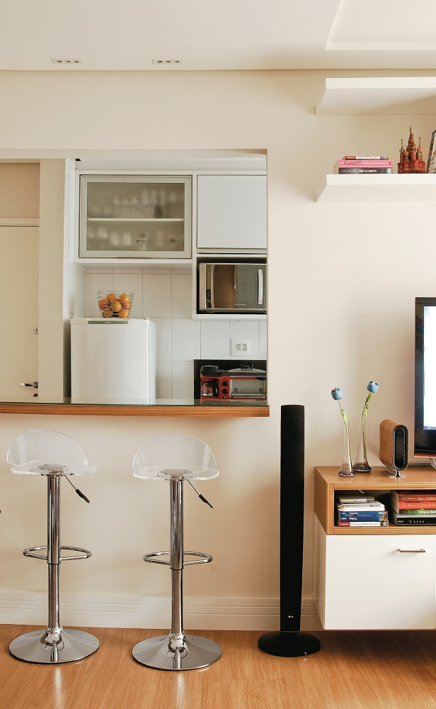 Apartamento pequeno móveis sob medida faz render o espaço cozinha americana