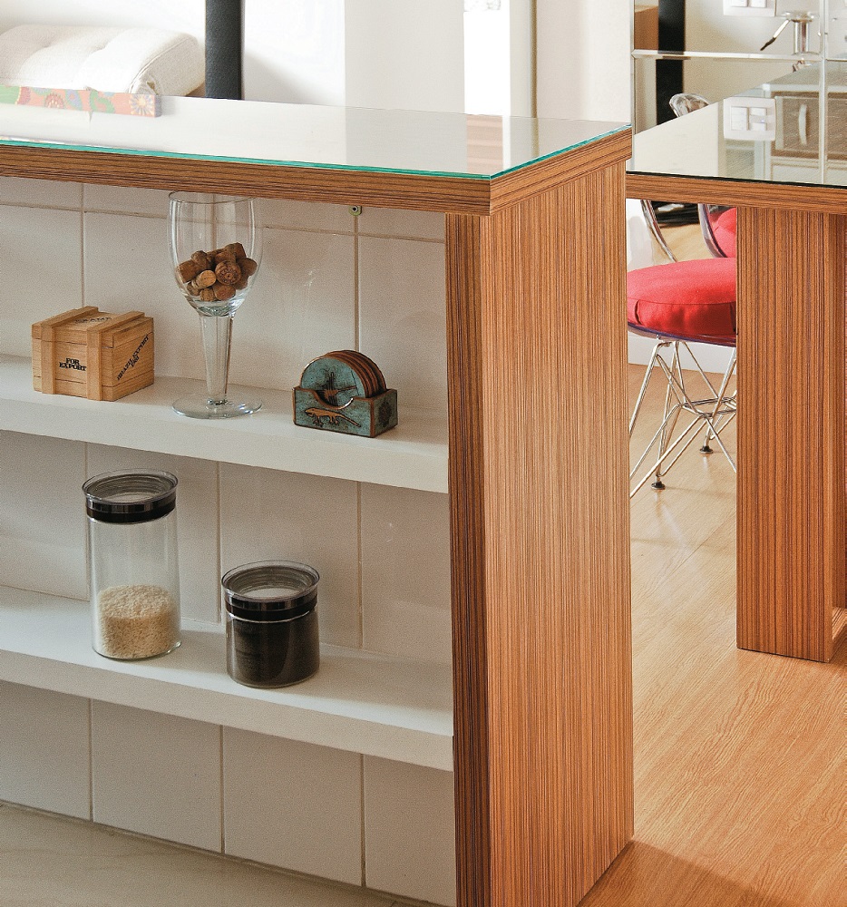 Apartamento pequeno móveis sob medida faz render o espaço cozinha balcao