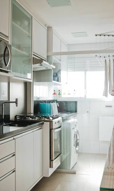 <span>Para aproveitar na cozinha a luminosidade que vem da área de serviço, os moradores separou os ambientes com uma porta de correr de vidro. Projeto da arquiteta Marina Barotti.</span> <span>Para aproveitar na cozinha a luminosidade que vem da área de serviço, os moradores separou os ambientes com uma porta de correr de vidro. Projeto da arquiteta Marina Barotti.</span>