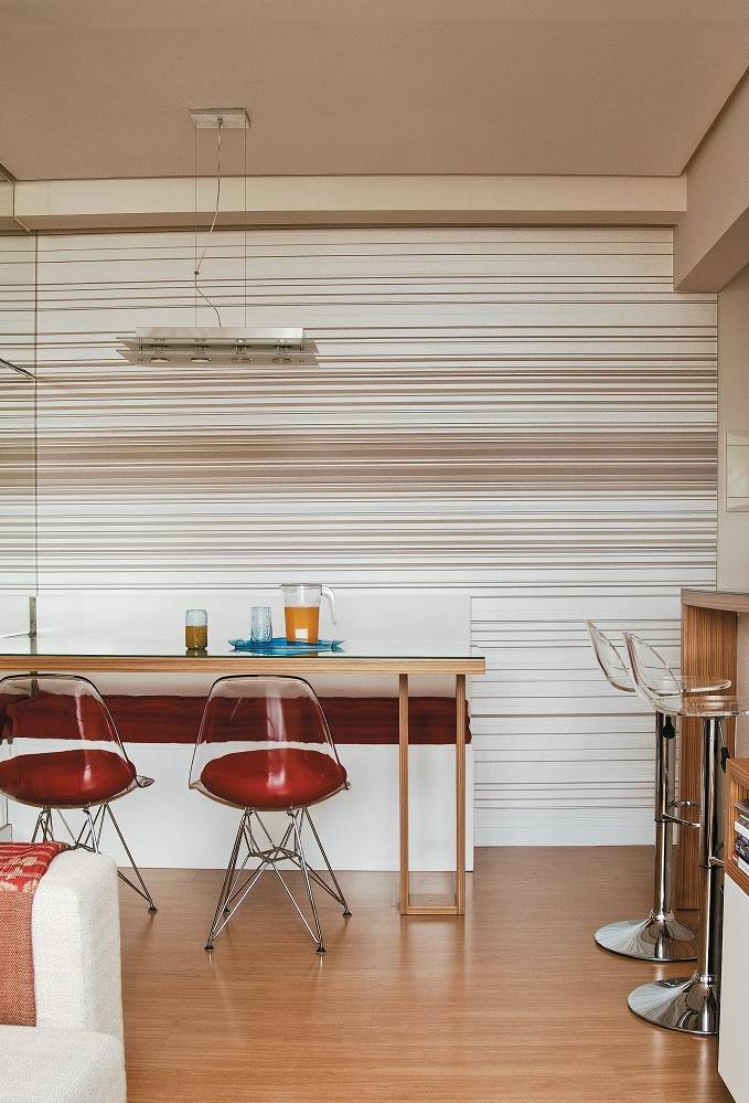 Apartamento pequeno móveis sob medida faz render o espaço jantar