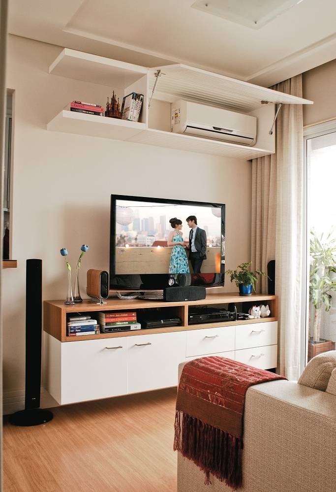 Apartamento pequeno móveis sob medida faz render o espaço sala rack