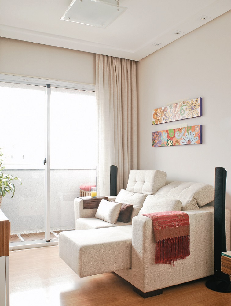 Apartamento pequeno móveis sob medida faz render o espaço sala1