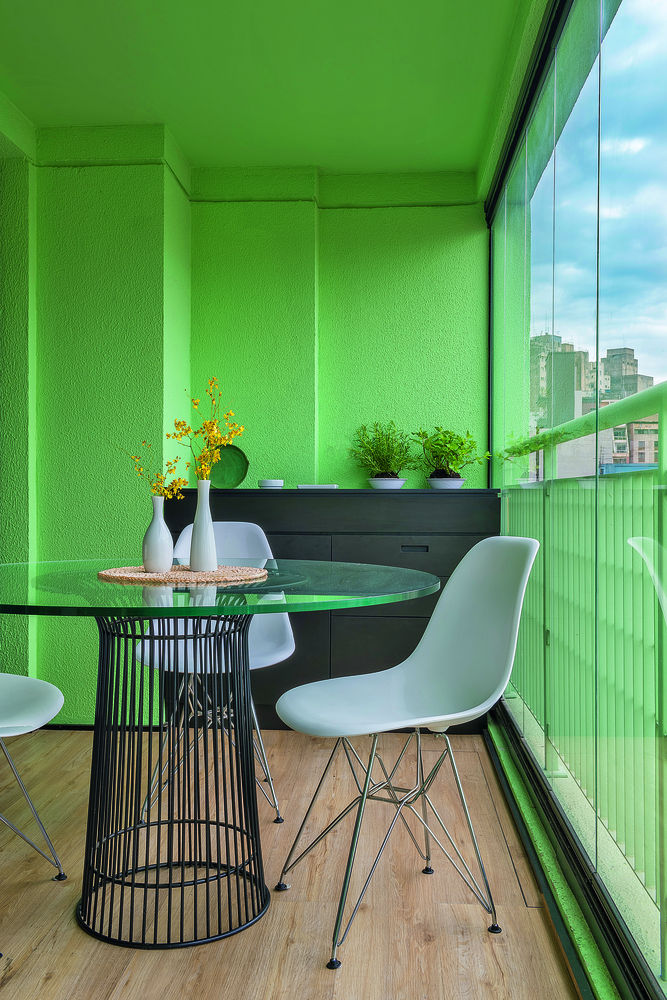 Apartamento pequeno projeto garantiu aconchego e elegancia varanda