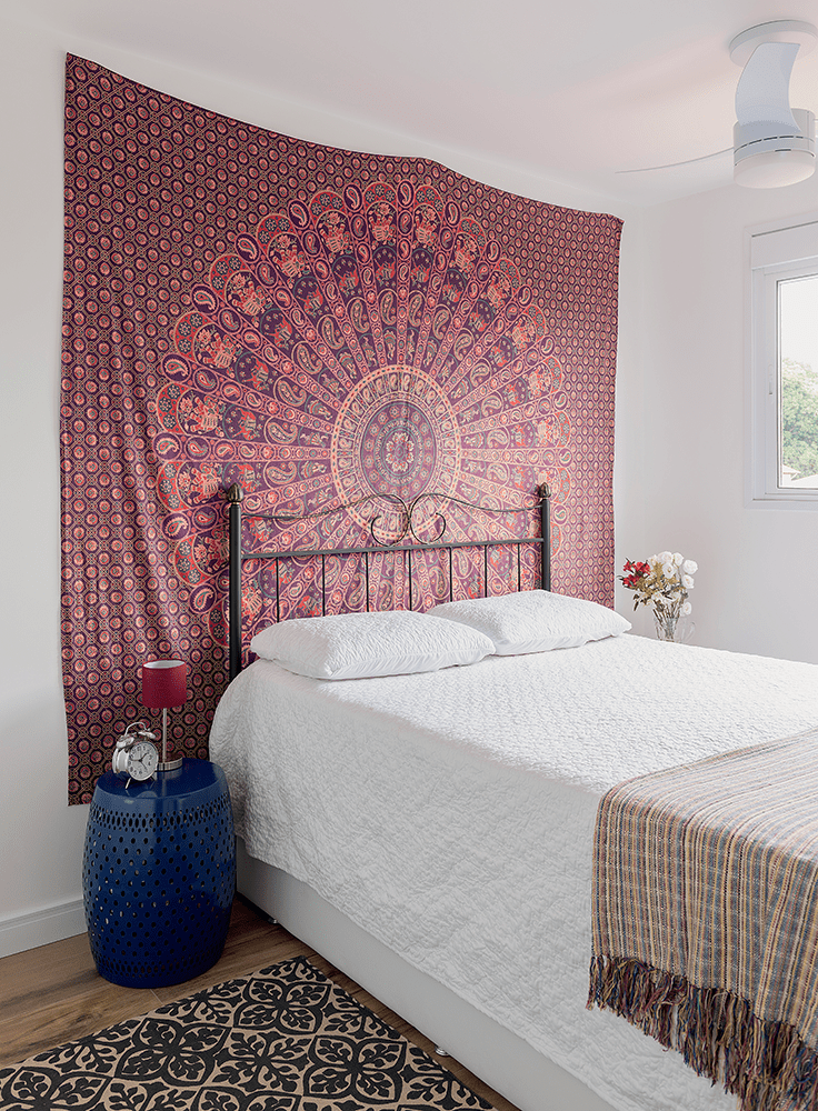 apartamento-pequeno-tem-decoração-aconchegante-e-funcional-quarto-de-casal