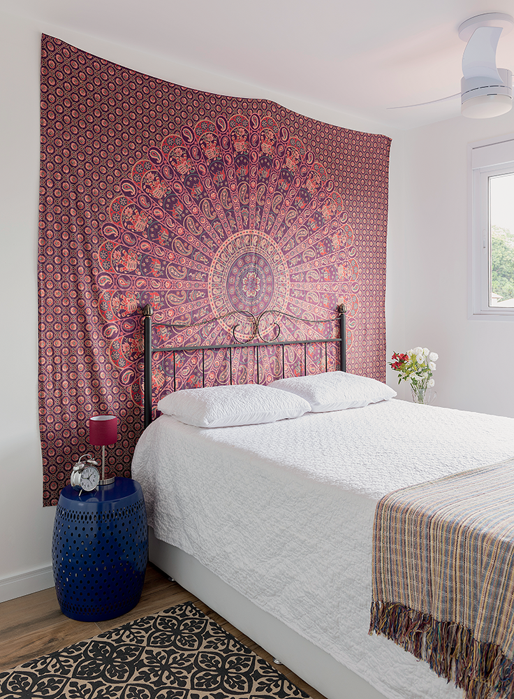 apartamento-pequeno-tem-decoração-aconchegante-e-funcional-quarto-de-casal