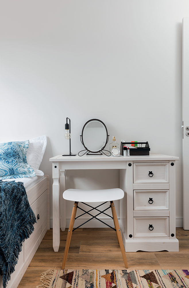 apartamento-pequeno-tem-decoração-aconchegante-e-funcional-quarto-de-hóspedes-1