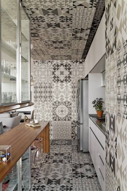 O porcelanato italiano Frame Carpet RND, da Refin (Exbra), impera sobre a marcenaria com acabamentos neutros: vidro e laminado em dois padrões, gelo e Still Silver (Formica), lembrando o inox.