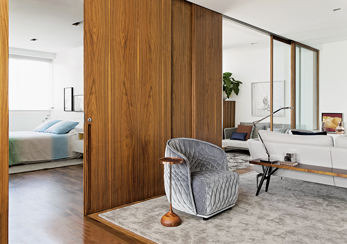 A área pequena entre o estar e o jantar acomodou duas compactas poltronas Redondo, da designer Patricia Urquiola para a Moroso (Micasa).
