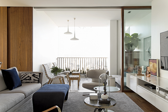 A porção externa acrescida à sala recebeu o mesmo piso de cumaru (Madel) do restante do apartamento. Na varanda, sobressaem duas luminárias Juyce Pendant (Scandinavia Designs), criadas pela dupla dinamarquesa Salto & Sigsgaard para a Lightyears.