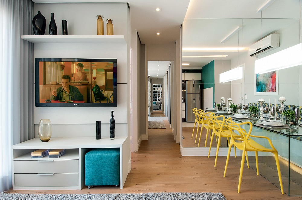 Apê de 52 m² mistura turquesa, amarelo e bege na decor painel de tv Apê de 52 m² mistura turquesa, amarelo e bege na decor painel de tv