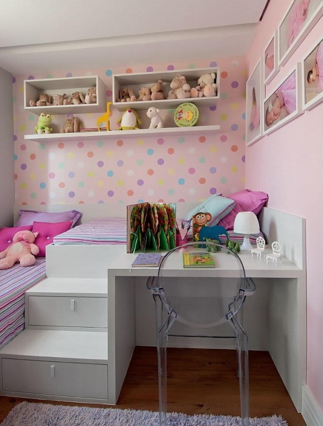 <span>No quarto das crianças, as duas camas, dispostas em L, são acopladas a uma bancada. E cada degrau da escada que conduz ao leito mais alto embute um gavetão para acomodar brinquedos e outros itens. Projeto da designer de interiores Adriana Fontana.</span>