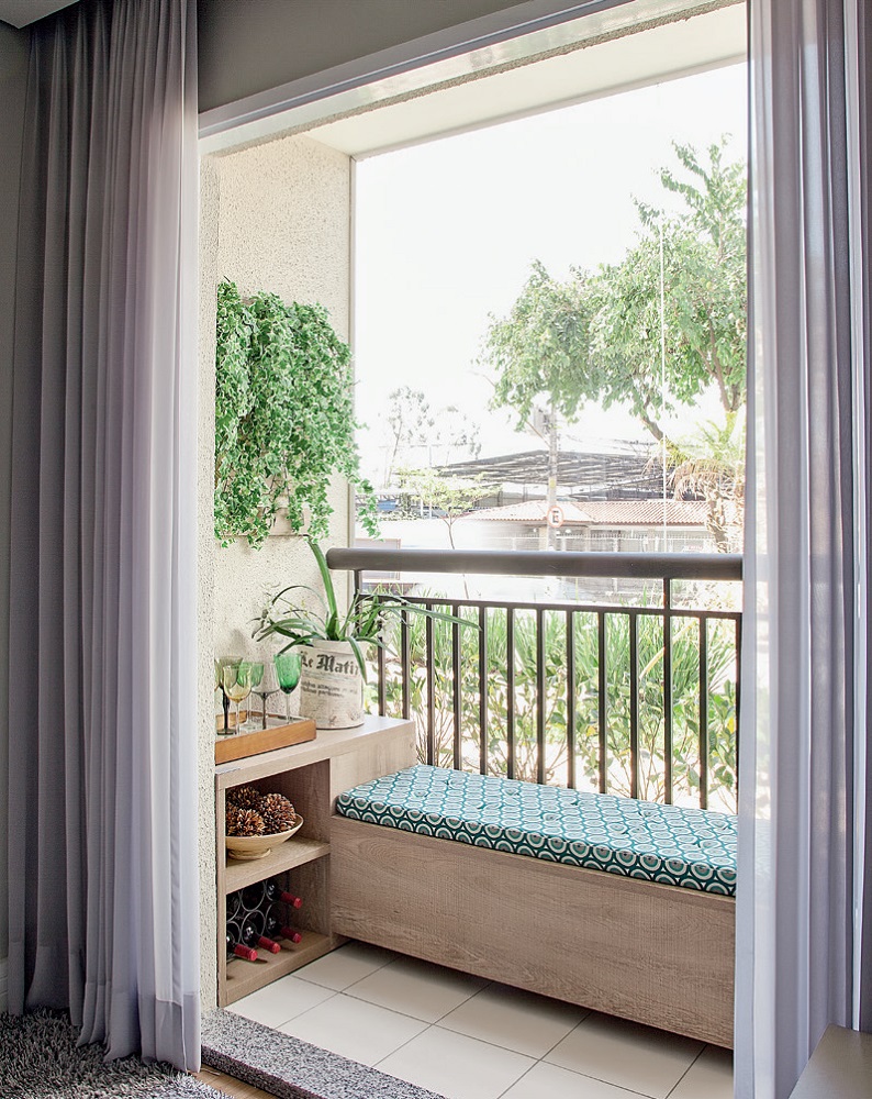 Apê de 52 m² mistura turquesa, amarelo e bege na decor varanda