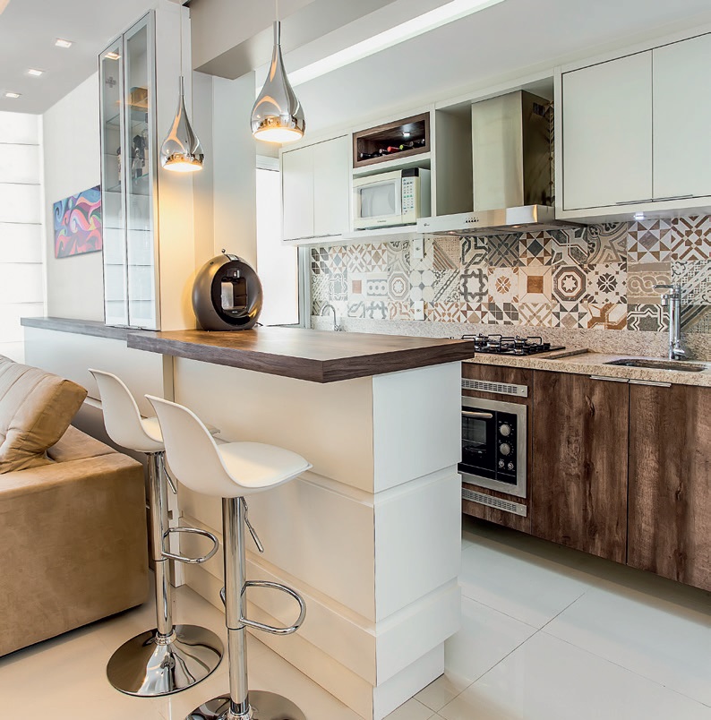 Apê de 66 m² compacto, charmoso e vestido para arrasar cozinha balcao