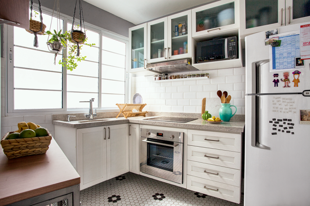 <span>O mobiliário laminado branco (Marceneiro Curitiba) foi feito sob medida para aproveitar a área – o tampo de granito siena branco acompanha a proposta da paleta clean. Embutidos, forno e fogão elétricos foram as melhores opções, já que não há rede de gás no prédio e um botijão ocuparia um espaço precioso. </span>Projeto das <span>arquitetas Carolina Falavinha e Ana Letícia Andrade, do escritório Une.</span> <span>O mobiliário laminado branco (Marceneiro Curitiba) foi feito sob medida para aproveitar a área – o tampo de granito siena branco acompanha a proposta da paleta clean. Embutidos, forno e fogão elétricos foram as melhores opções, já que não há rede de gás no prédio e um botijão ocuparia um espaço precioso. </span>Projeto das <span>arquitetas Carolina Falavinha e Ana Letícia Andrade, do escritório Une.</span>