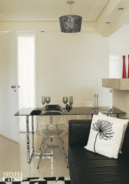 <span>A arquiteta escolheu móveis compactos e de visual leve – como a mesa de vidro da sala de jantar. Projeto de Raquel Teruko Maruiti, da construtura MRV.</span> <span>A arquiteta escolheu móveis compactos e de visual leve – como a mesa de vidro da sala de jantar. Projeto de Raquel Teruko Maruiti, da construtura MRV.</span>