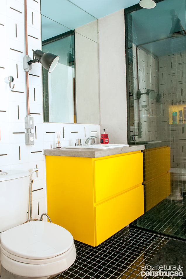 A fim de ser usado também como lavabo, o banheiro ganhou acabamentos caprichados, como o armário laqueado de amarelo (Sayerlack, ref. K077)